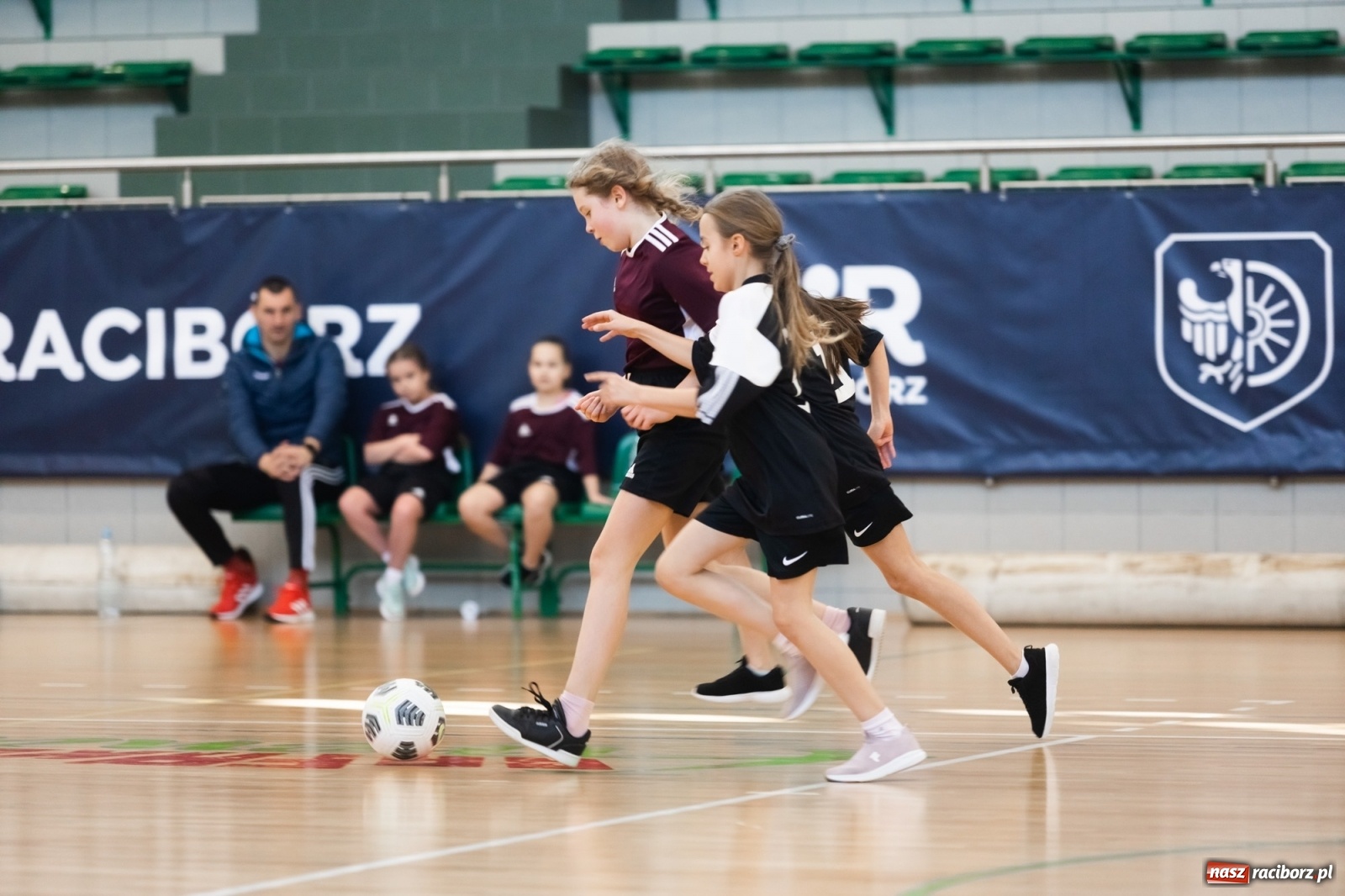 Zdjęcie w galerii na portalu naszraciborz.pl: Czwartkowa piłkarska rywalizacja w hali przy Łąkowej [FOTO] wiadomości z regionu