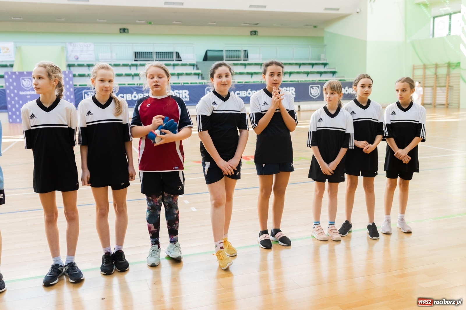Zdjęcie w galerii na portalu naszraciborz.pl: Czwartkowa piłkarska rywalizacja w hali przy Łąkowej [FOTO] wiadomości z regionu