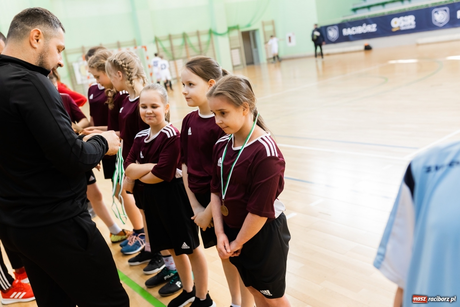 Zdjęcie w galerii na portalu naszraciborz.pl: Czwartkowa piłkarska rywalizacja w hali przy Łąkowej [FOTO] wiadomości z regionu