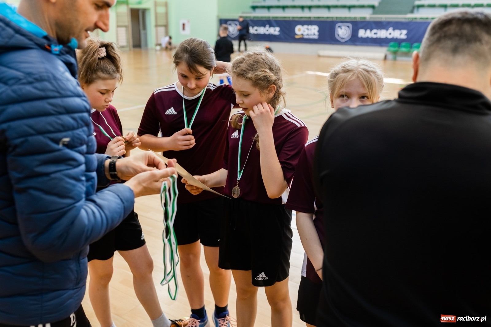 Zdjęcie w galerii na portalu naszraciborz.pl: Czwartkowa piłkarska rywalizacja w hali przy Łąkowej [FOTO] wiadomości z regionu