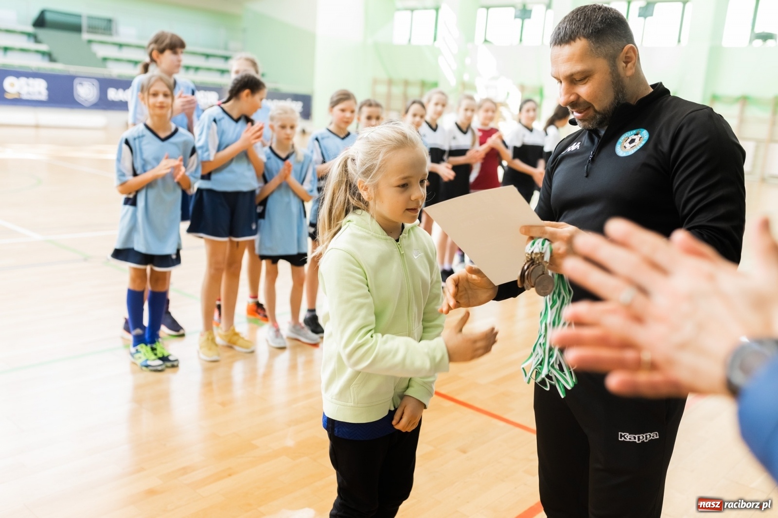 Zdjęcie w galerii na portalu naszraciborz.pl: Czwartkowa piłkarska rywalizacja w hali przy Łąkowej [FOTO] wiadomości z regionu