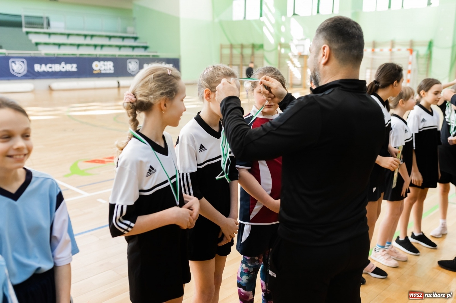 Zdjęcie w galerii na portalu naszraciborz.pl: Czwartkowa piłkarska rywalizacja w hali przy Łąkowej [FOTO] wiadomości z regionu