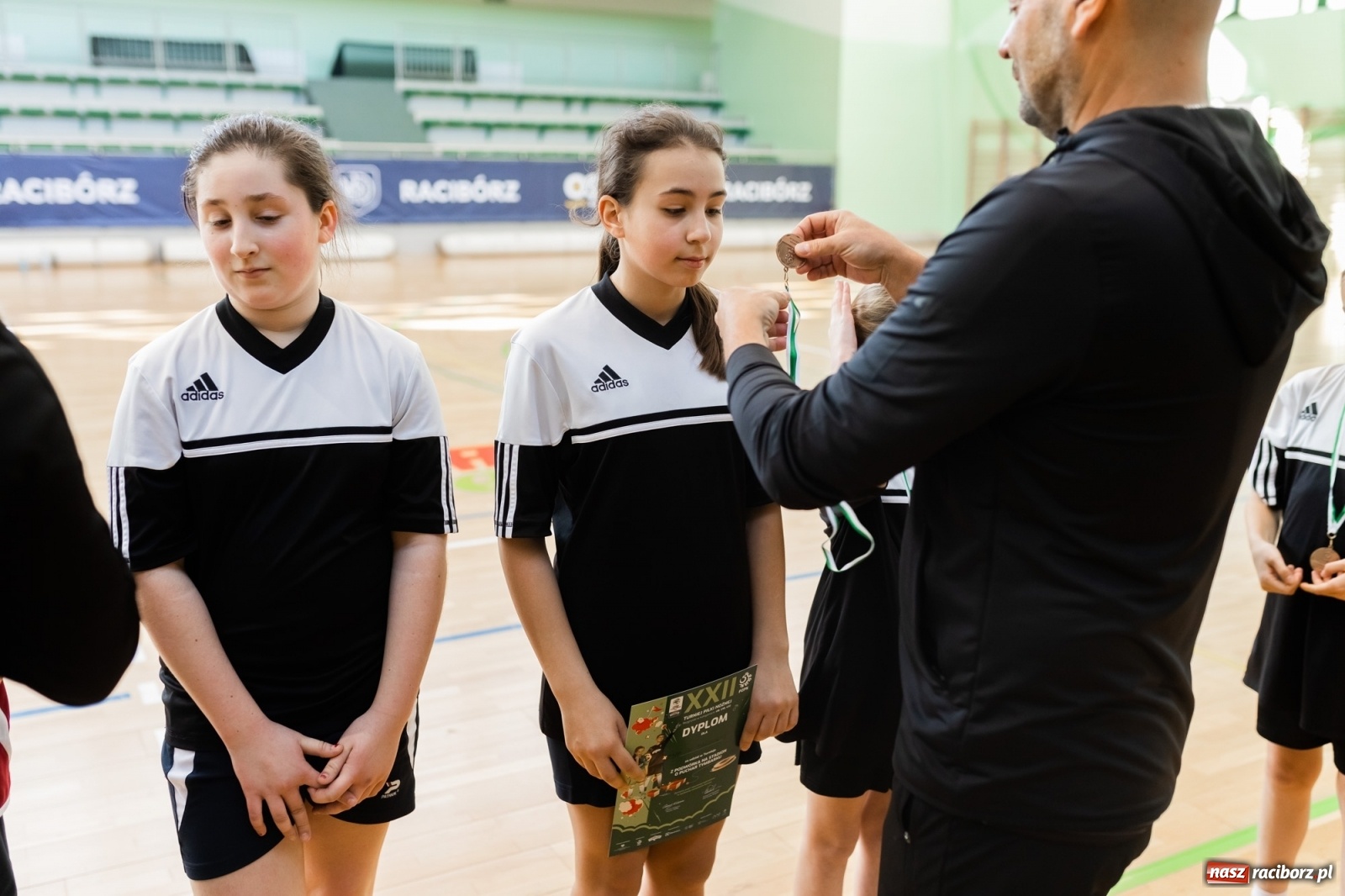 Zdjęcie w galerii na portalu naszraciborz.pl: Czwartkowa piłkarska rywalizacja w hali przy Łąkowej [FOTO] wiadomości z regionu