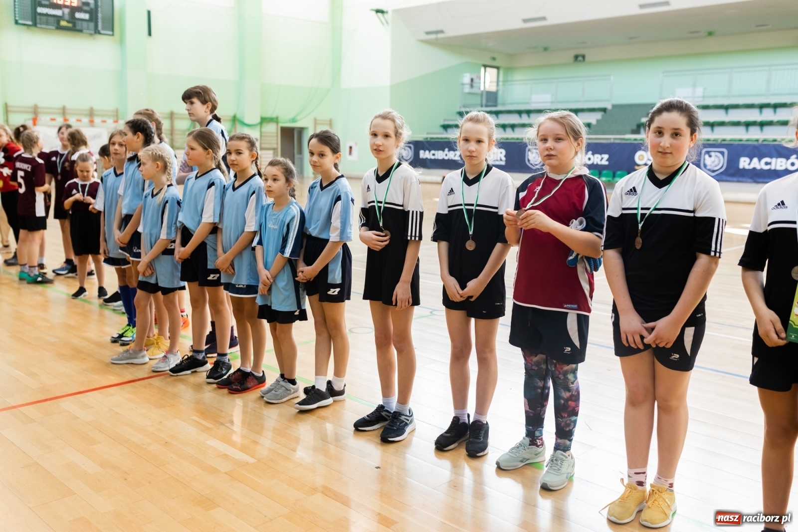 Zdjęcie w galerii na portalu naszraciborz.pl: Czwartkowa piłkarska rywalizacja w hali przy Łąkowej [FOTO] wiadomości z regionu