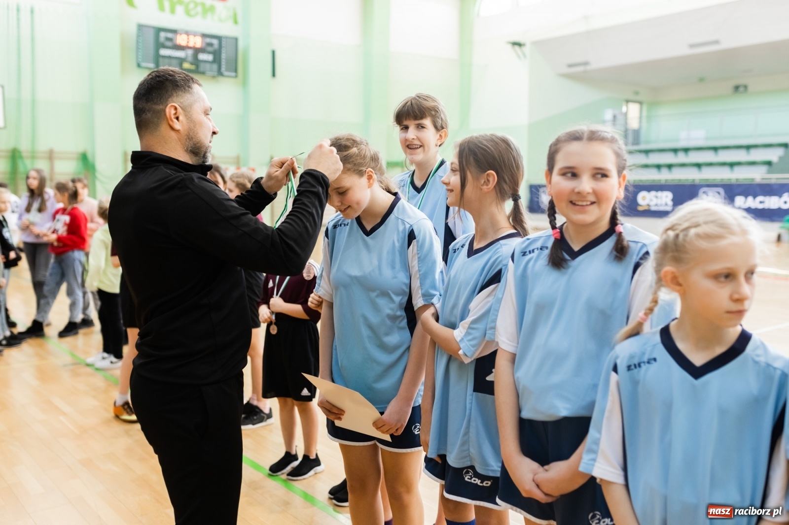 Zdjęcie w galerii na portalu naszraciborz.pl: Czwartkowa piłkarska rywalizacja w hali przy Łąkowej [FOTO] wiadomości z regionu