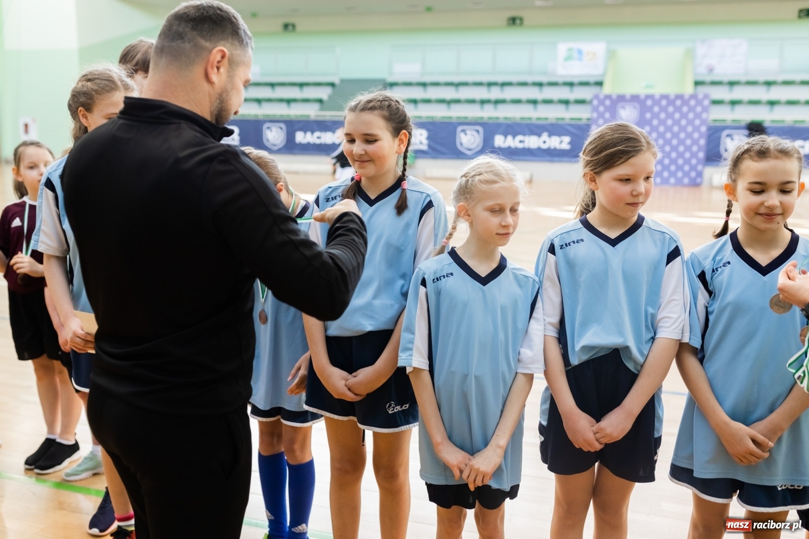 Zdjęcie w galerii na portalu naszraciborz.pl: Czwartkowa piłkarska rywalizacja w hali przy Łąkowej [FOTO] wiadomości z regionu
