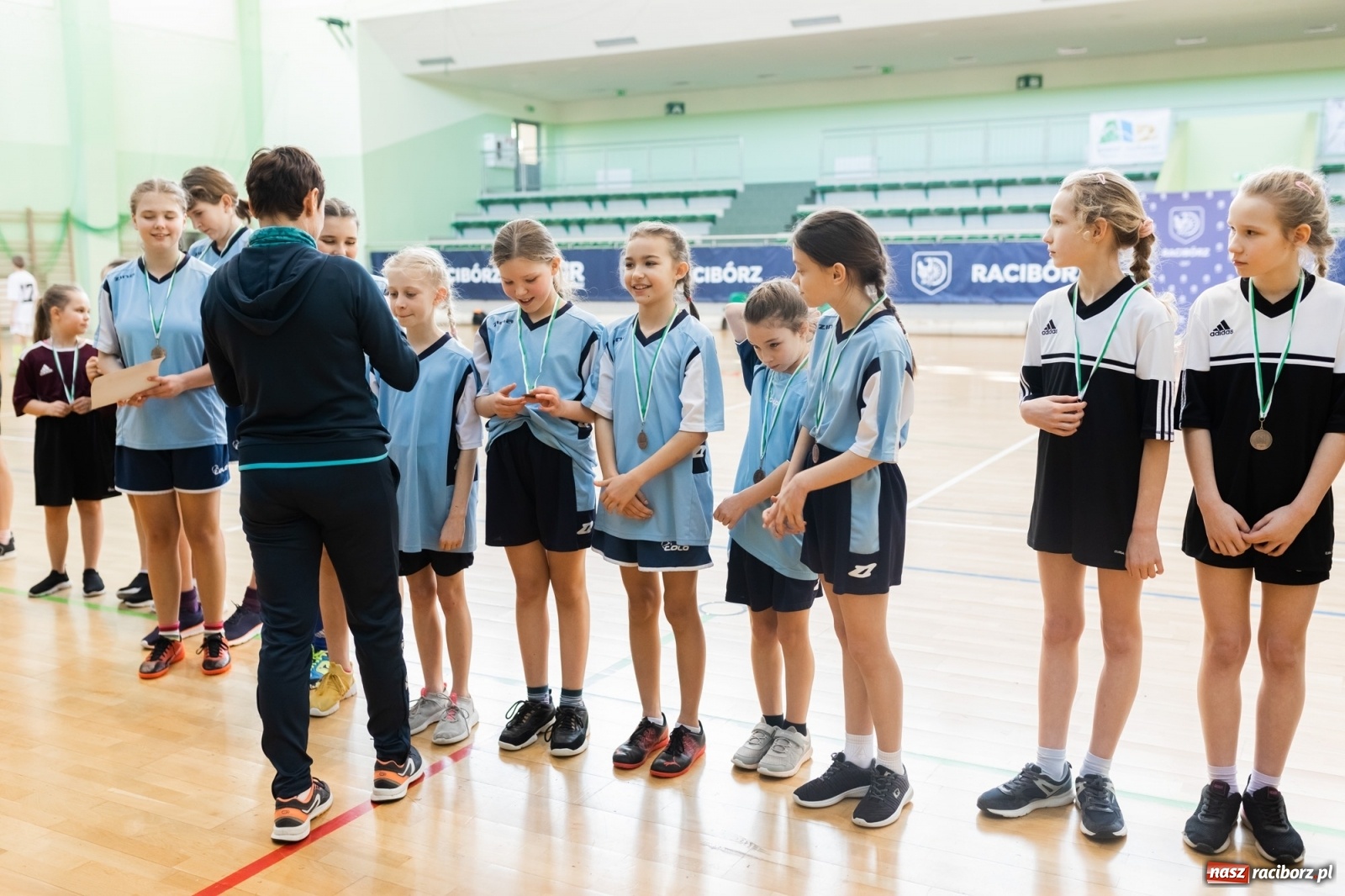 Zdjęcie w galerii na portalu naszraciborz.pl: Czwartkowa piłkarska rywalizacja w hali przy Łąkowej [FOTO] wiadomości z regionu