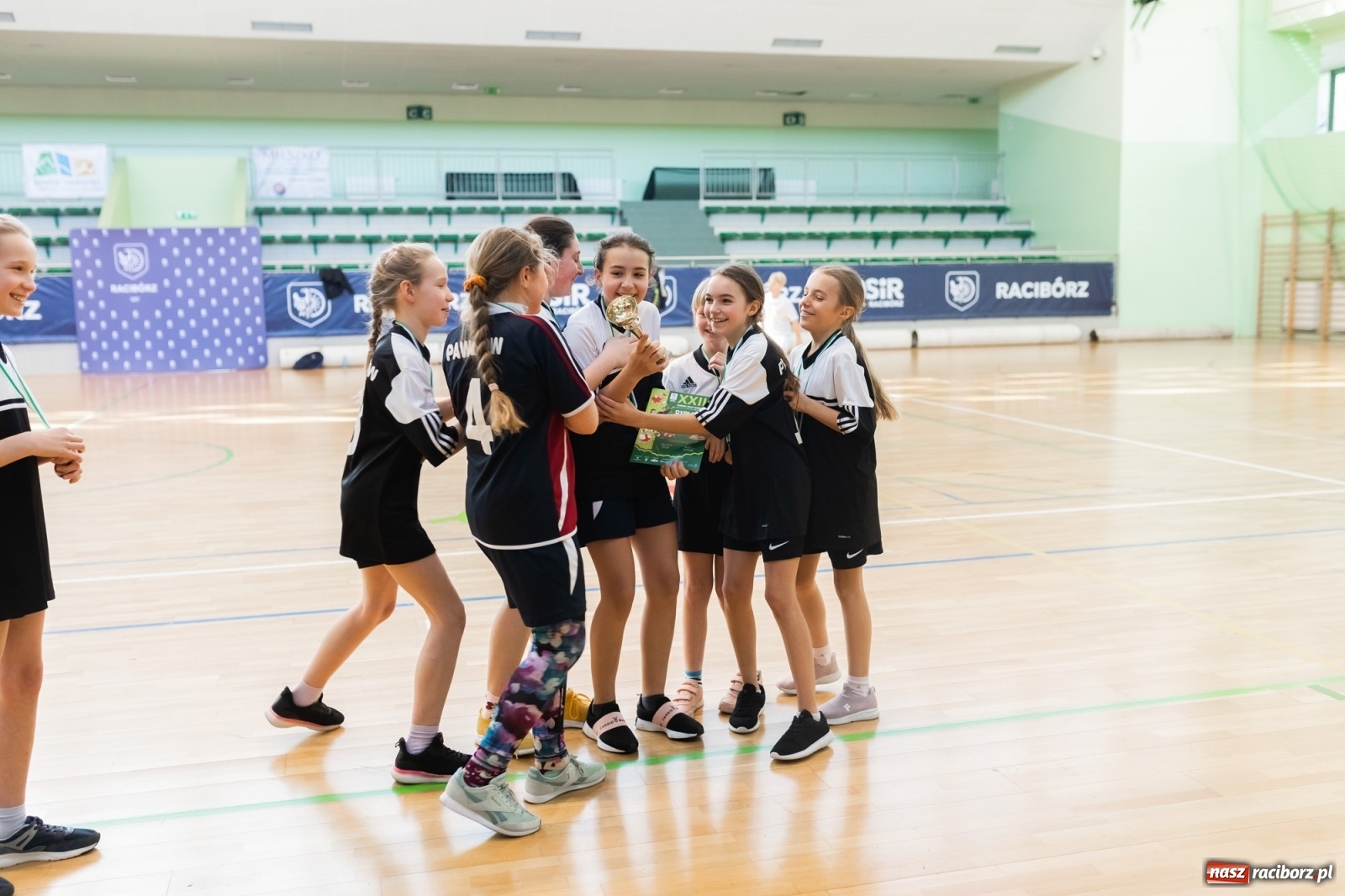 Zdjęcie w galerii na portalu naszraciborz.pl: Czwartkowa piłkarska rywalizacja w hali przy Łąkowej [FOTO] wiadomości z regionu