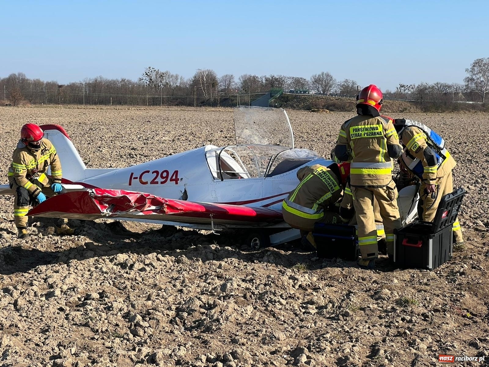 Zdjęcie w galerii na portalu naszraciborz.pl: Wypadek awionetki pod Raciborzem [FOTO i WIDEO] wiadomości z regionu