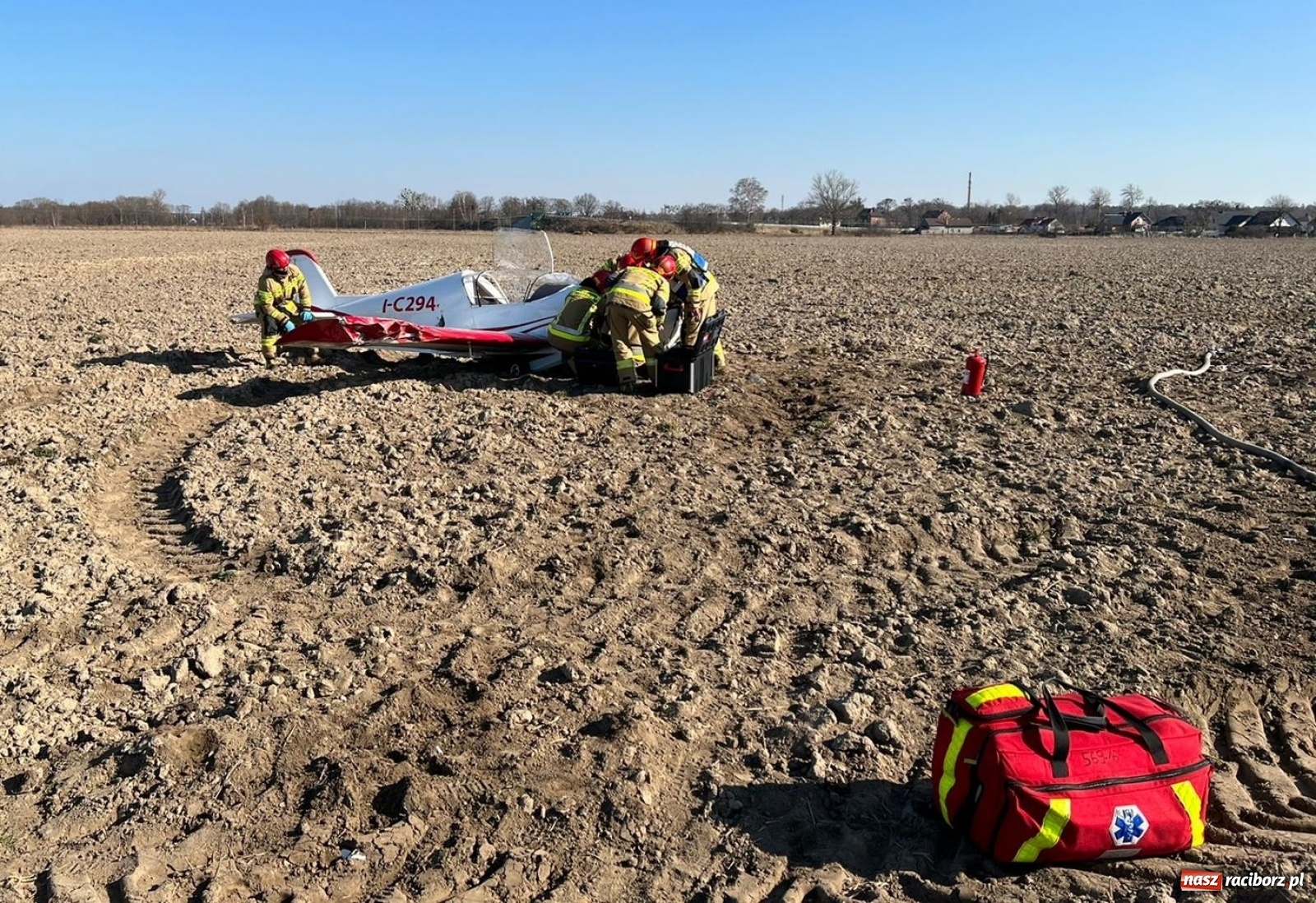 Zdjęcie w galerii na portalu naszraciborz.pl: Wypadek awionetki pod Raciborzem [FOTO i WIDEO] wiadomości z regionu