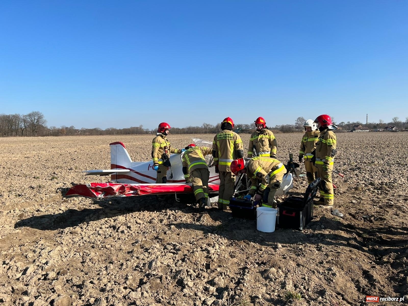 Zdjęcie w galerii na portalu naszraciborz.pl: Wypadek awionetki pod Raciborzem [FOTO i WIDEO] wiadomości z regionu