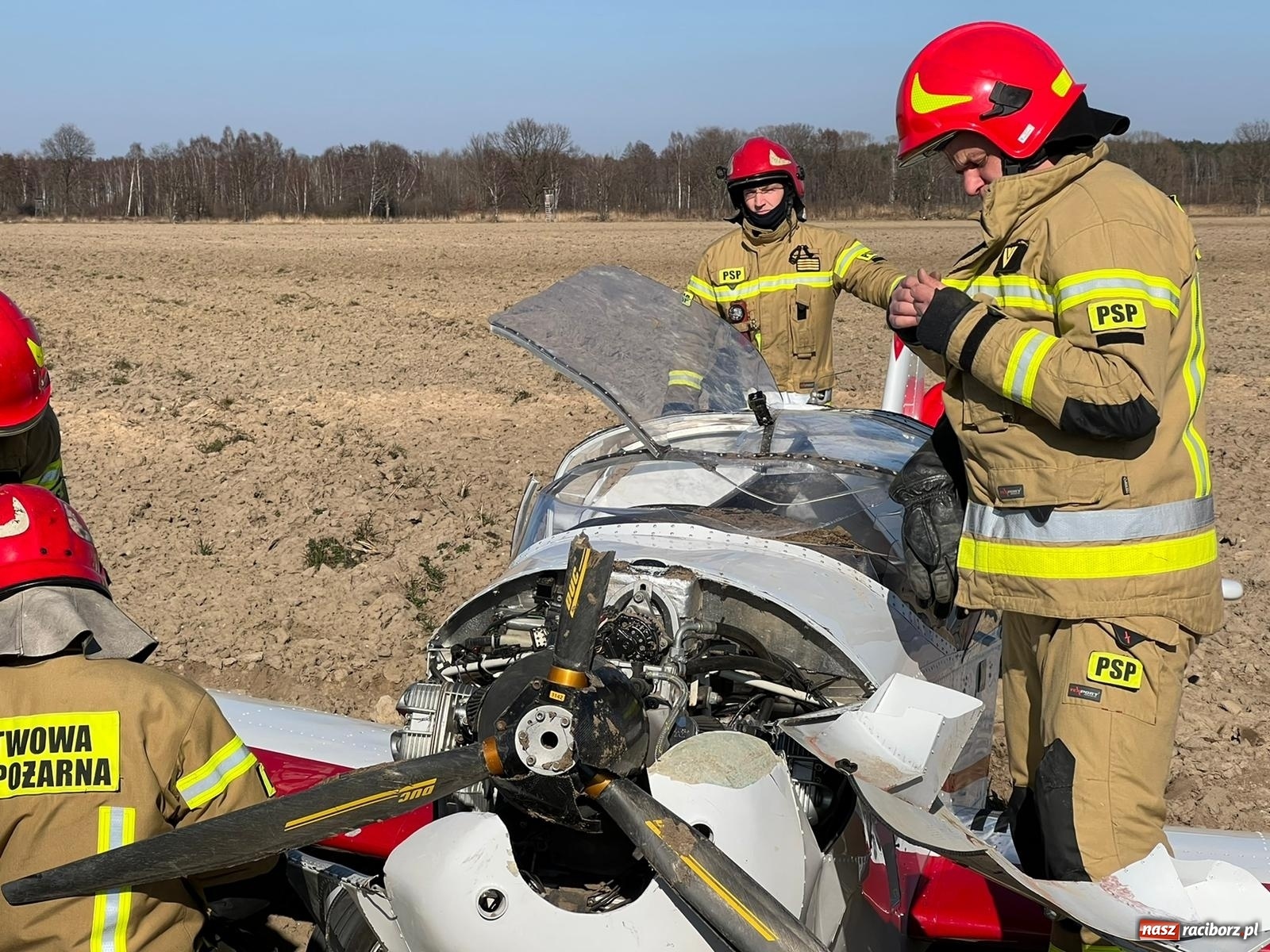 Zdjęcie w galerii na portalu naszraciborz.pl: Wypadek awionetki pod Raciborzem [FOTO i WIDEO] wiadomości z regionu