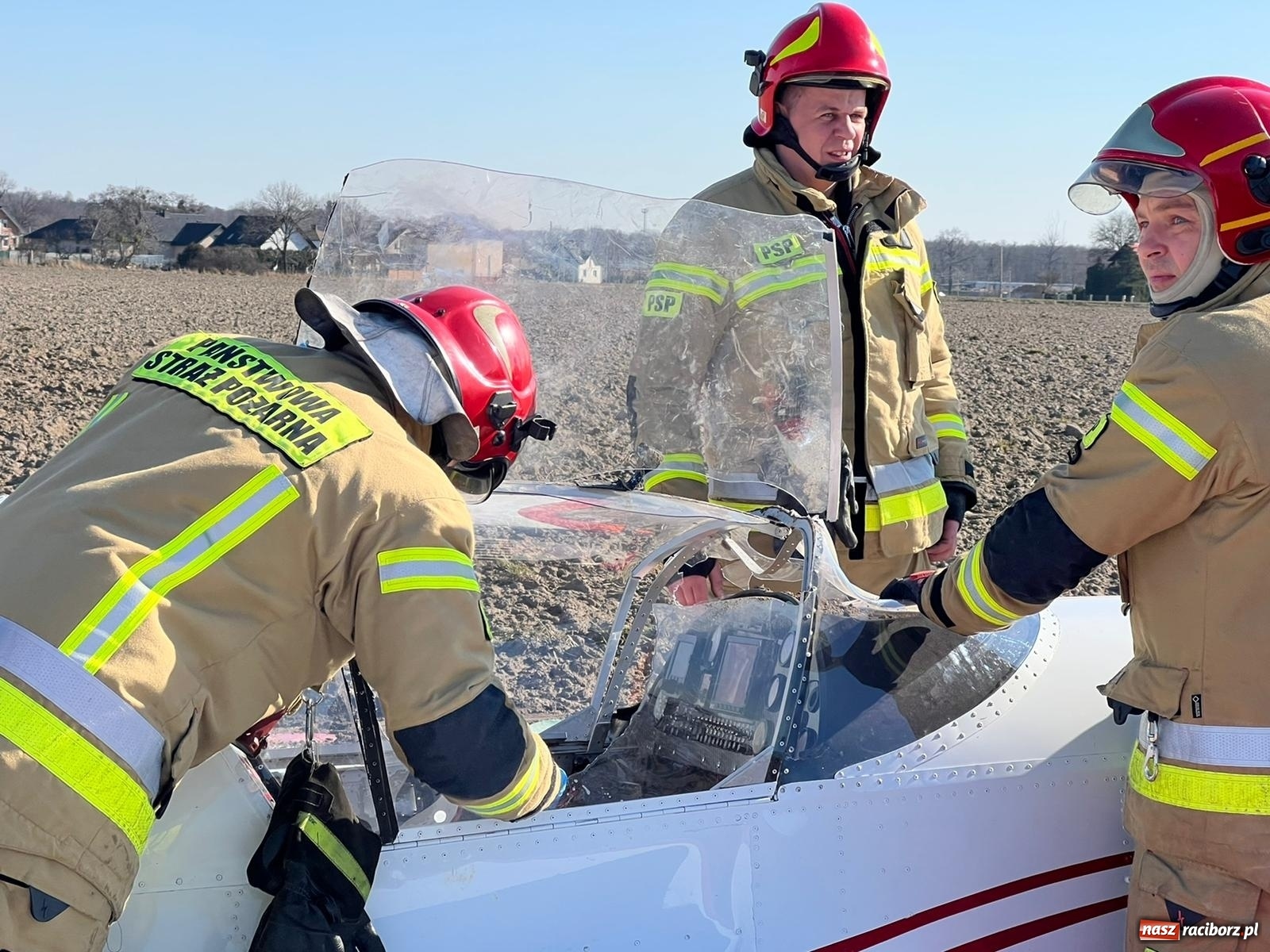 Zdjęcie w galerii na portalu naszraciborz.pl: Wypadek awionetki pod Raciborzem [FOTO i WIDEO] wiadomości z regionu