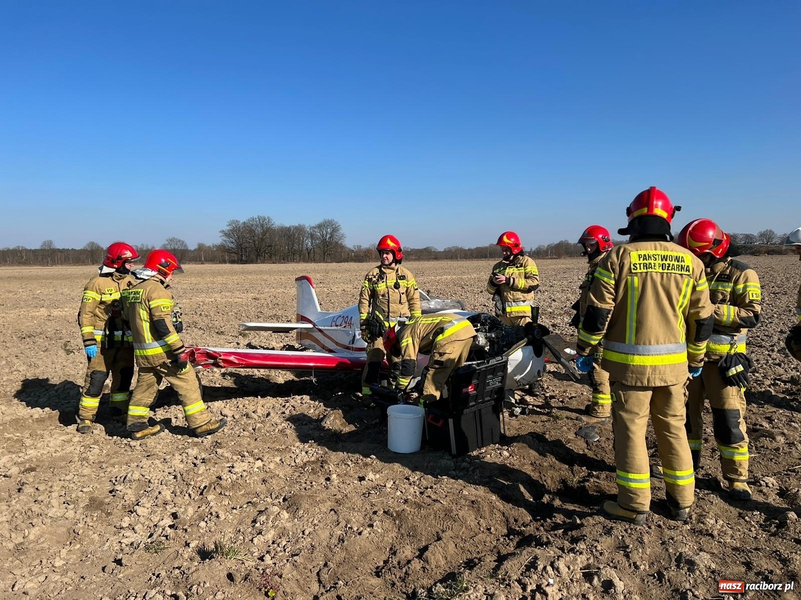 Zdjęcie w galerii na portalu naszraciborz.pl: Wypadek awionetki pod Raciborzem [FOTO i WIDEO] wiadomości z regionu