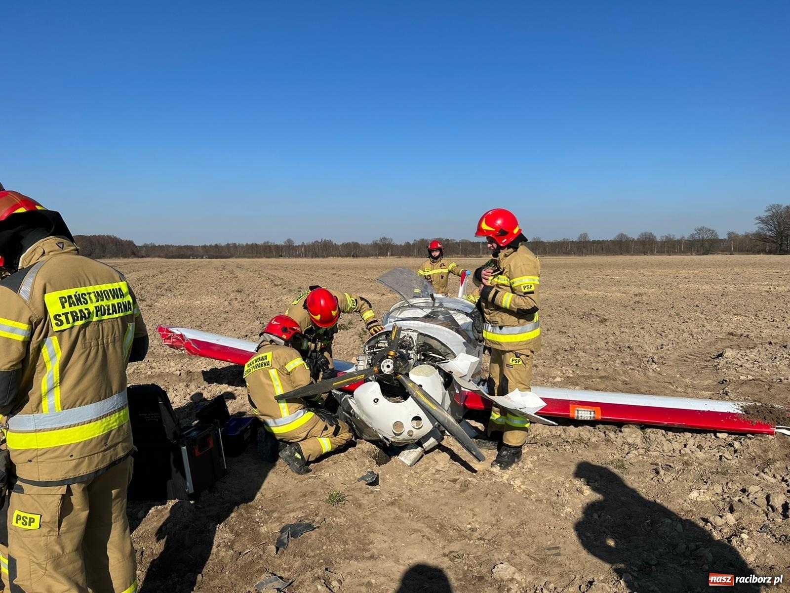 Zdjęcie w galerii na portalu naszraciborz.pl: Wypadek awionetki pod Raciborzem [FOTO i WIDEO] wiadomości z regionu