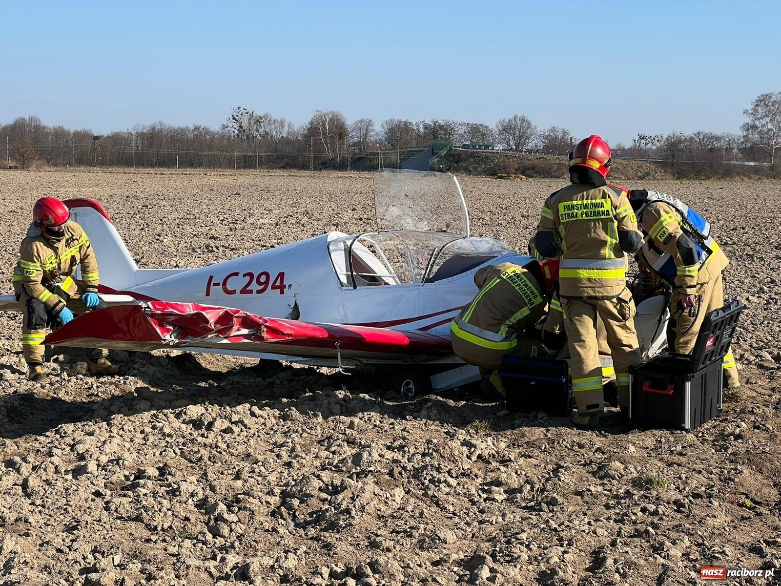 Zdjęcie w galerii na portalu naszraciborz.pl: Wypadek awionetki pod Raciborzem [FOTO i WIDEO] wiadomości z regionu