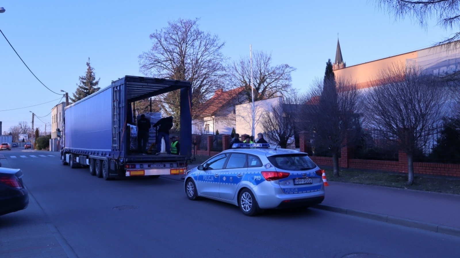 Zdjęcie w galerii na portalu naszraciborz.pl: Nadzwyczajna sesja Rady Powiatu Raciborskiego i transport darów na Ukrainę wiadomości z regionu