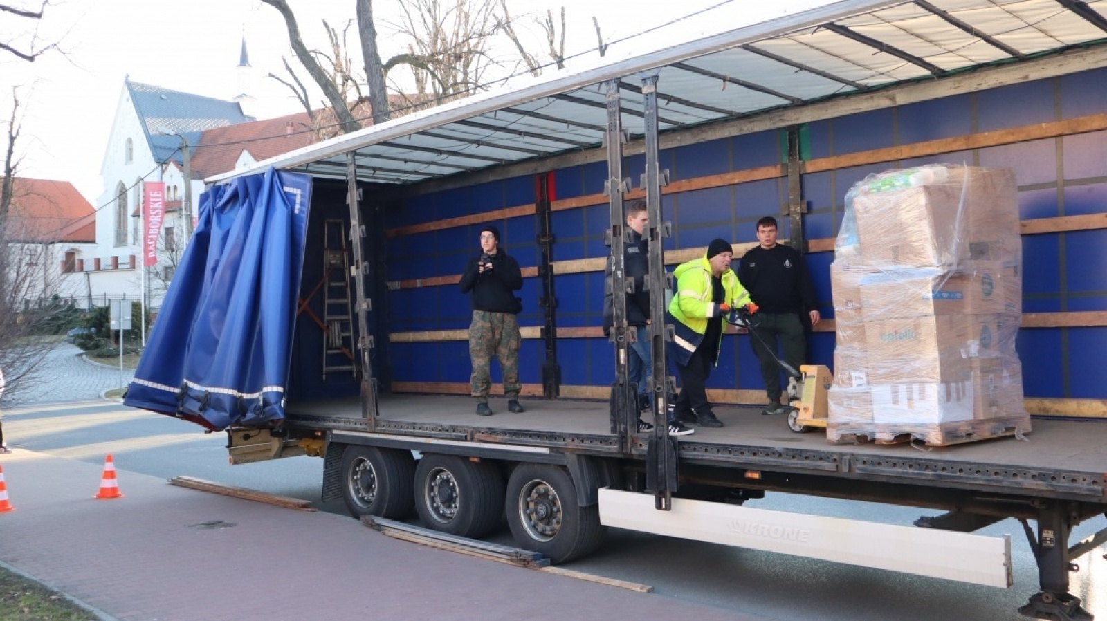 Zdjęcie w galerii na portalu naszraciborz.pl: Nadzwyczajna sesja Rady Powiatu Raciborskiego i transport darów na Ukrainę wiadomości z regionu