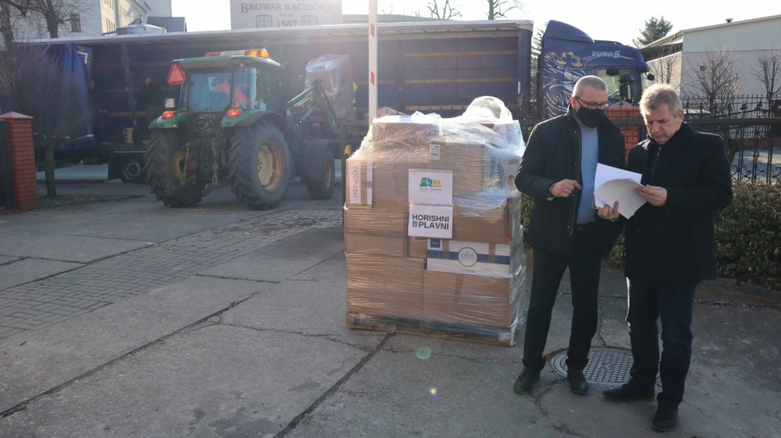 Zdjęcie w galerii na portalu naszraciborz.pl: Nadzwyczajna sesja Rady Powiatu Raciborskiego i transport darów na Ukrainę wiadomości z regionu