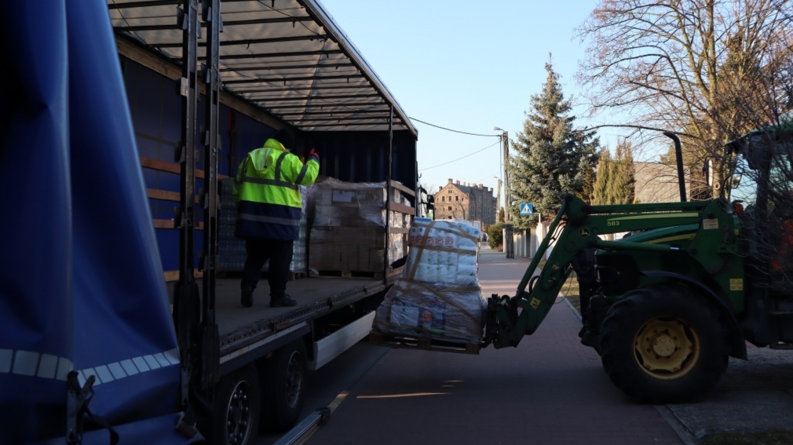 Zdjęcie w galerii na portalu naszraciborz.pl: Nadzwyczajna sesja Rady Powiatu Raciborskiego i transport darów na Ukrainę wiadomości z regionu