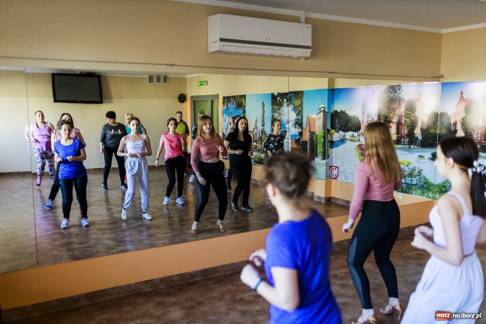 Zdjęcie w galerii na portalu naszraciborz.pl: Warsztaty taneczne Bachata&Kizomba w Arenie Rafako wiadomości z regionu