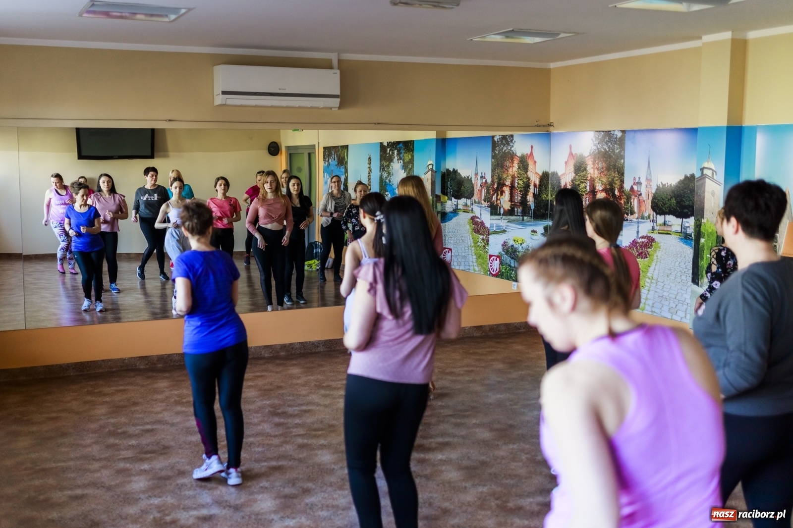 Zdjęcie w galerii na portalu naszraciborz.pl: Warsztaty taneczne Bachata&Kizomba w Arenie Rafako wiadomości z regionu