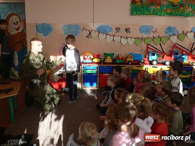 Zdjęcie w galerii na portalu naszraciborz.pl: Wizyta funkcjonariuszy w przedszkolu wiadomości z regionu