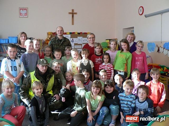 Zdjęcie w galerii na portalu naszraciborz.pl: Wizyta funkcjonariuszy w przedszkolu wiadomości z regionu