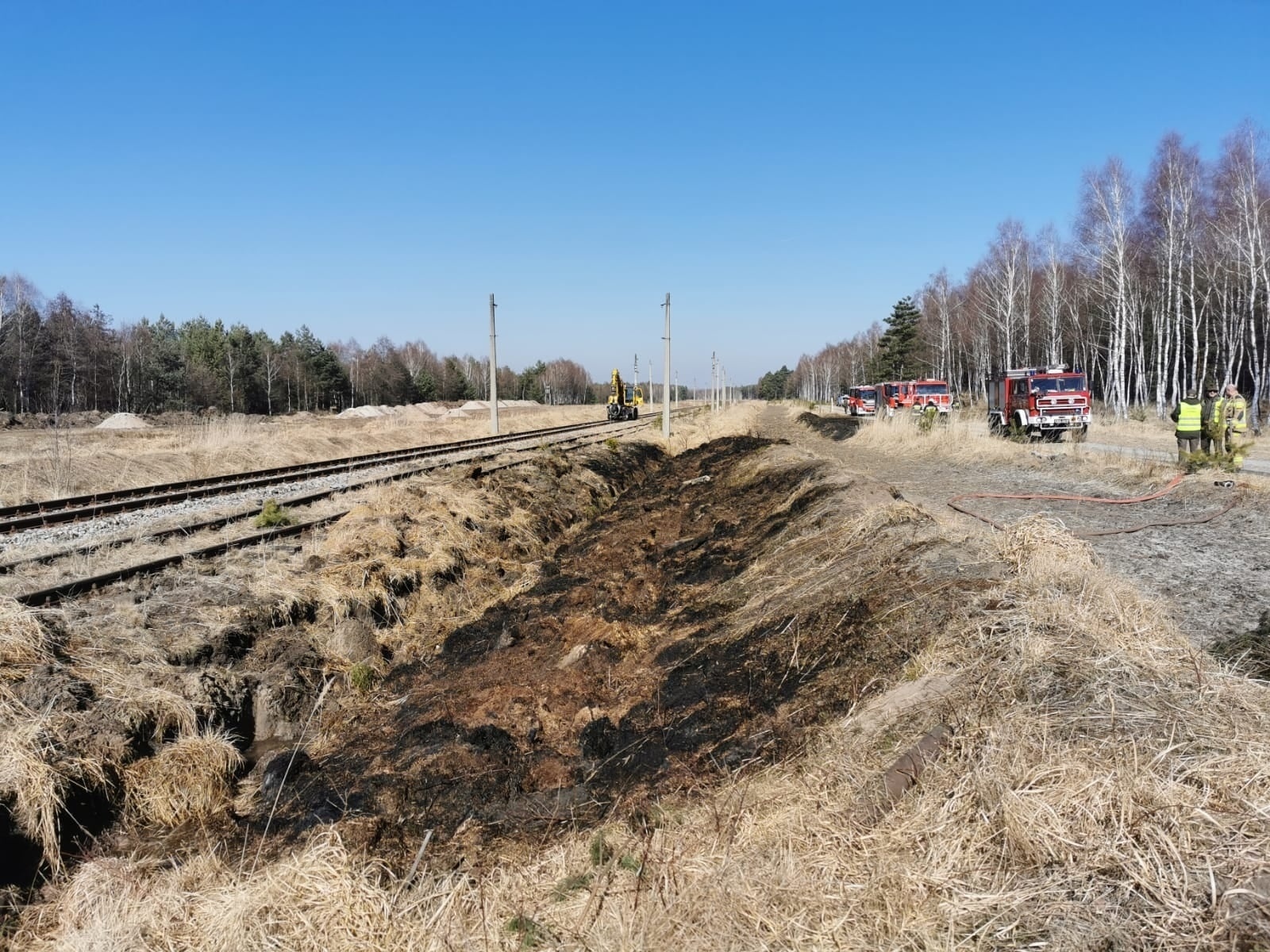 Zdjęcie w galerii na portalu naszraciborz.pl: Zamiast obfitości jałowa ziemia. Straż przestrzega przed wypalaniem i przypomina o karach wiadomości z regionu