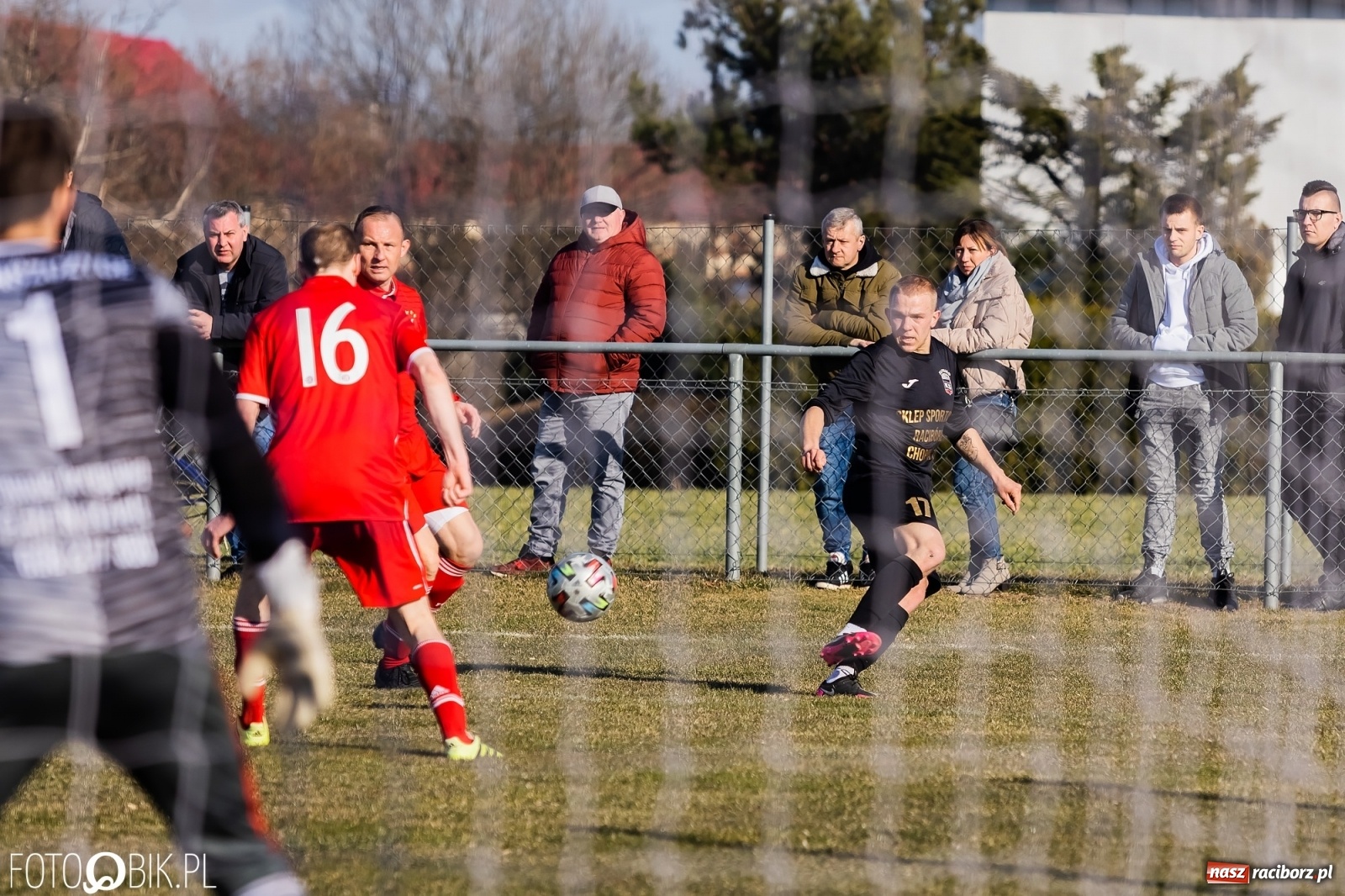 Zdjęcie w galerii na portalu naszraciborz.pl: Raszczyce uratowały punkt w starciu z Borucinem [FOTO] wiadomości z regionu
