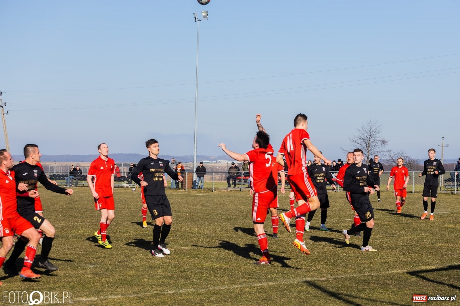 Zdjęcie w galerii na portalu naszraciborz.pl: Raszczyce uratowały punkt w starciu z Borucinem [FOTO] wiadomości z regionu