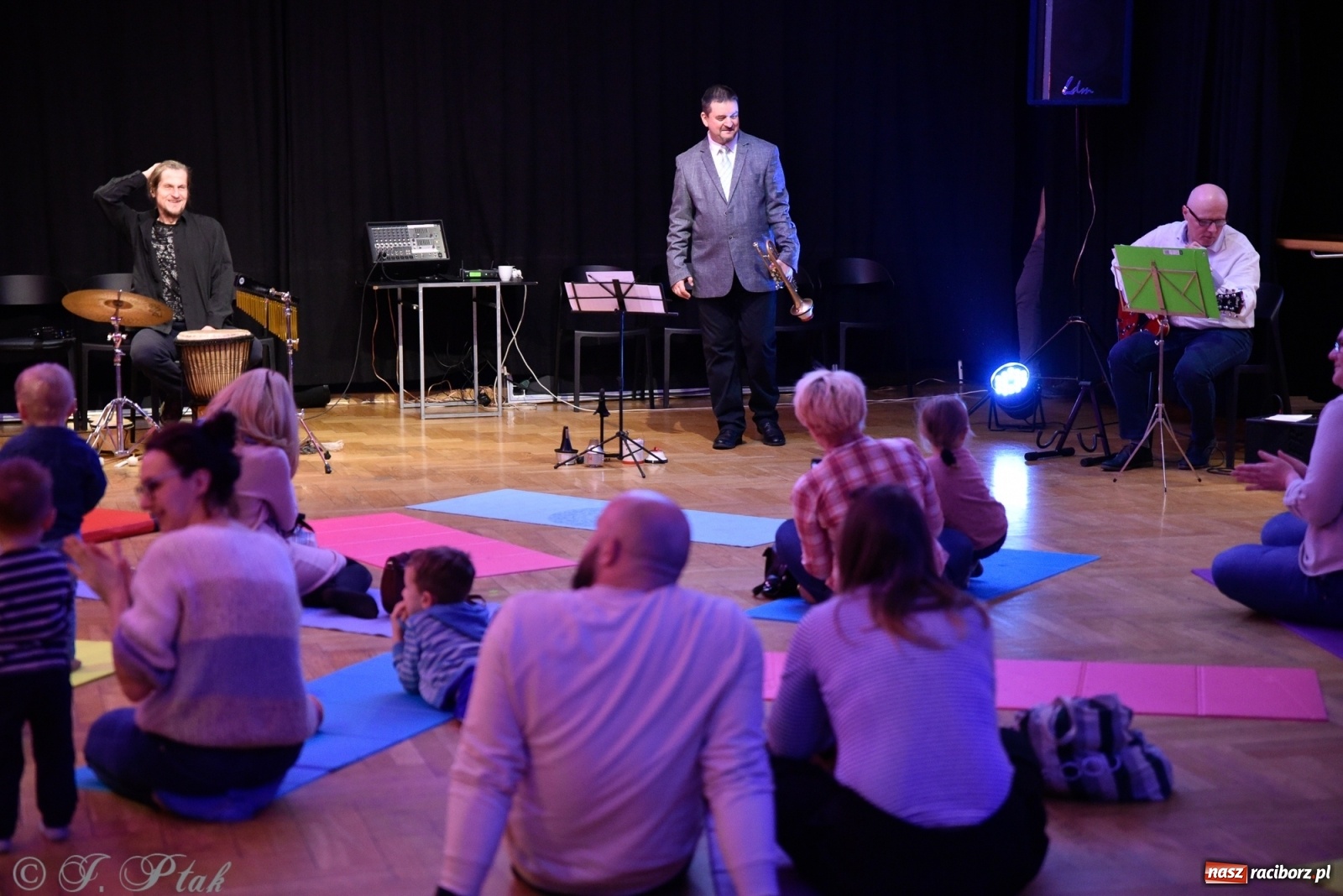 Zdjęcie w galerii na portalu naszraciborz.pl: Muzykalne rodzinki, czyli maluchy w krainie dźwięku wiadomości z regionu