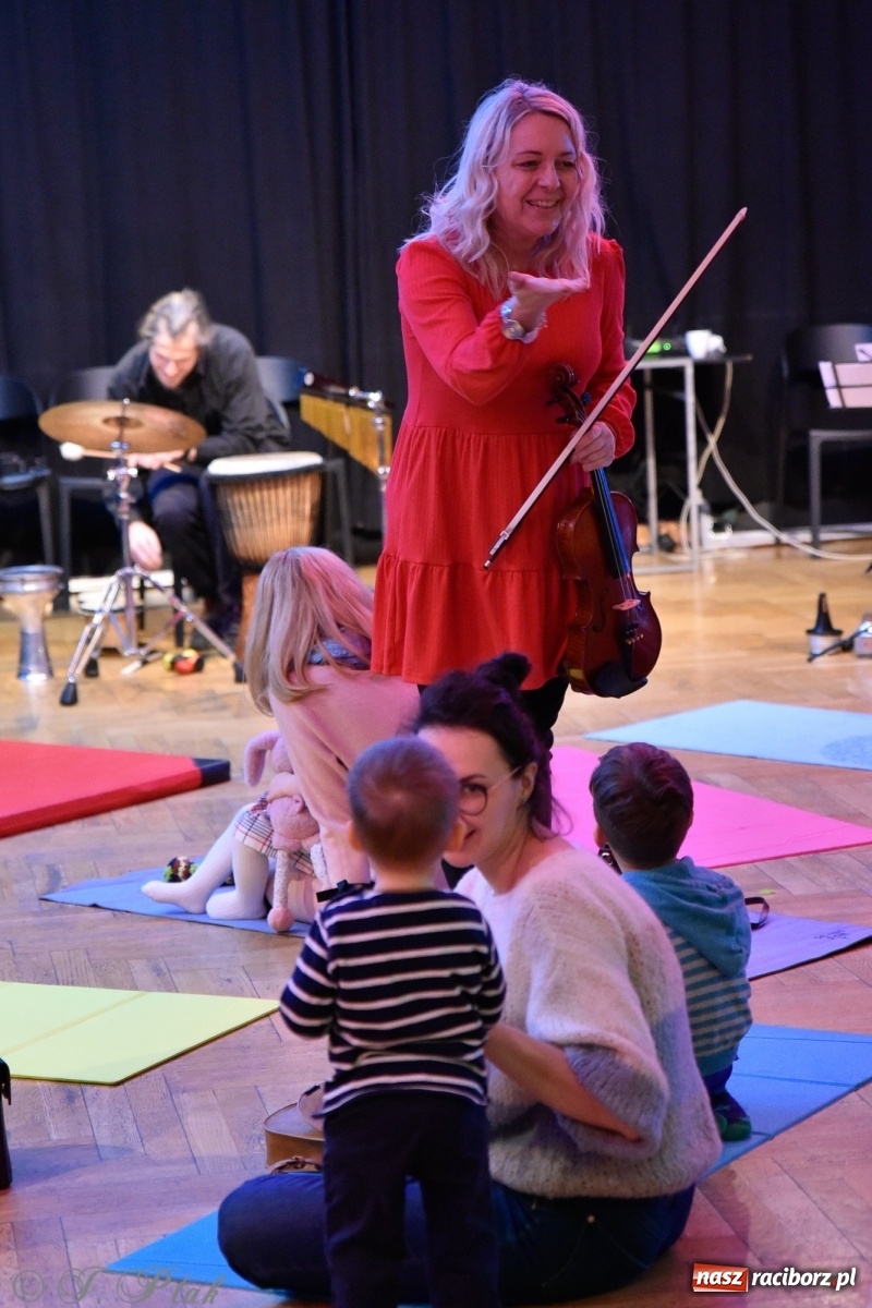 Zdjęcie w galerii na portalu naszraciborz.pl: Muzykalne rodzinki, czyli maluchy w krainie dźwięku wiadomości z regionu