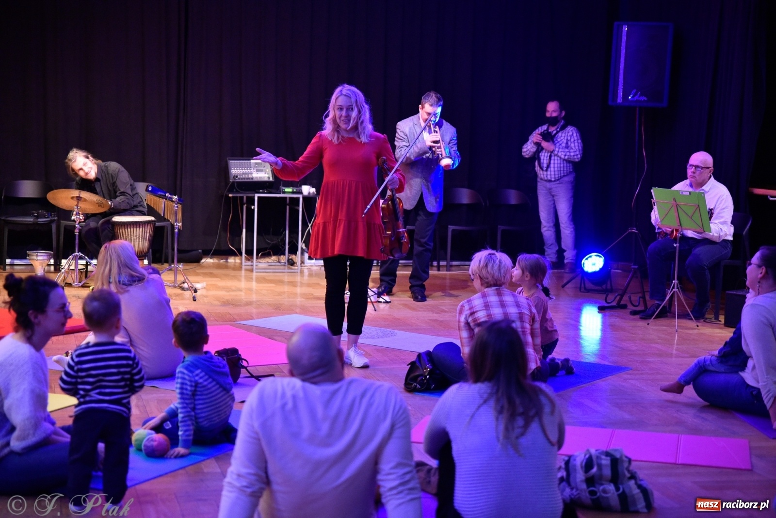 Zdjęcie w galerii na portalu naszraciborz.pl: Muzykalne rodzinki, czyli maluchy w krainie dźwięku wiadomości z regionu