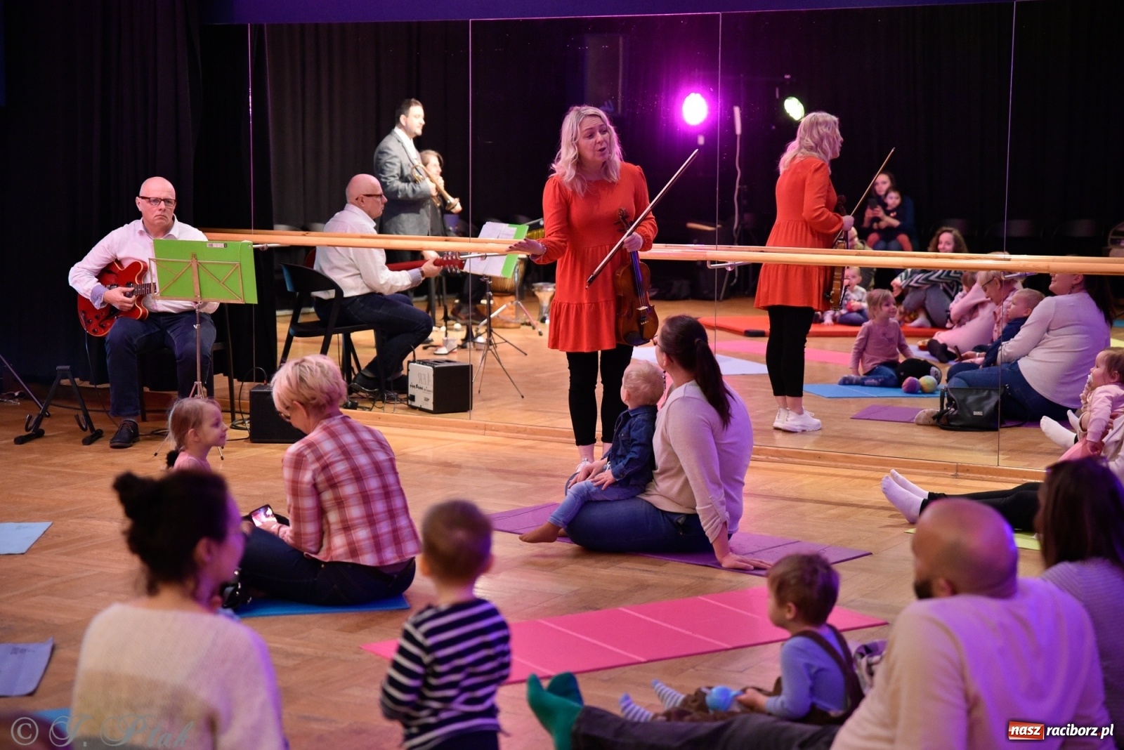 Zdjęcie w galerii na portalu naszraciborz.pl: Muzykalne rodzinki, czyli maluchy w krainie dźwięku wiadomości z regionu
