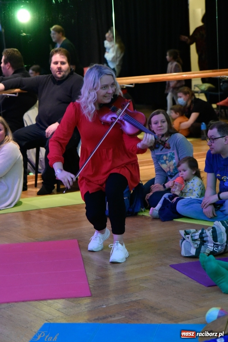 Zdjęcie w galerii na portalu naszraciborz.pl: Muzykalne rodzinki, czyli maluchy w krainie dźwięku wiadomości z regionu