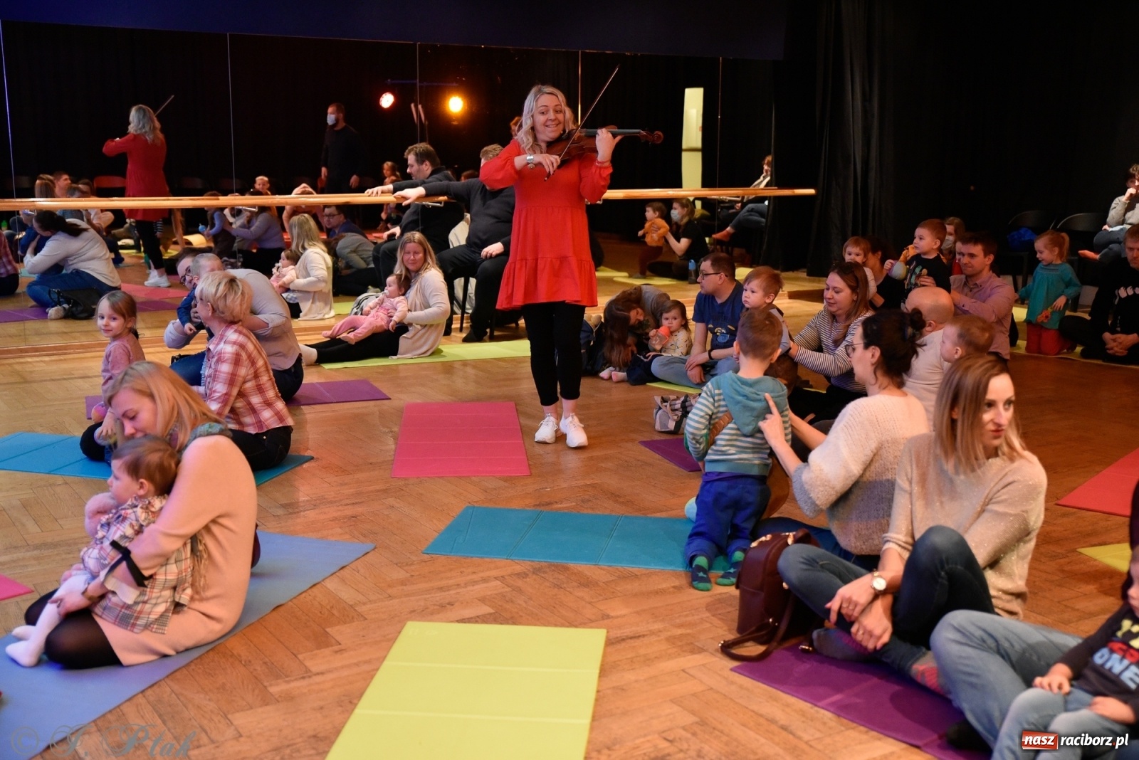 Zdjęcie w galerii na portalu naszraciborz.pl: Muzykalne rodzinki, czyli maluchy w krainie dźwięku wiadomości z regionu