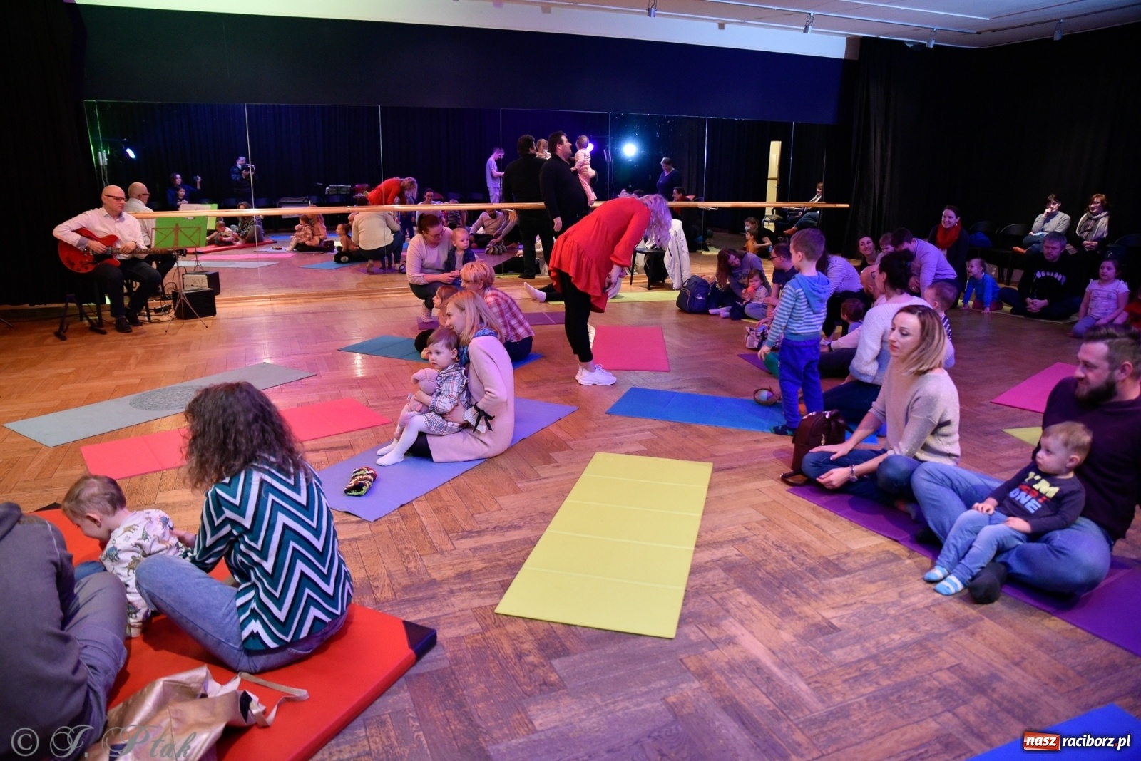 Zdjęcie w galerii na portalu naszraciborz.pl: Muzykalne rodzinki, czyli maluchy w krainie dźwięku wiadomości z regionu