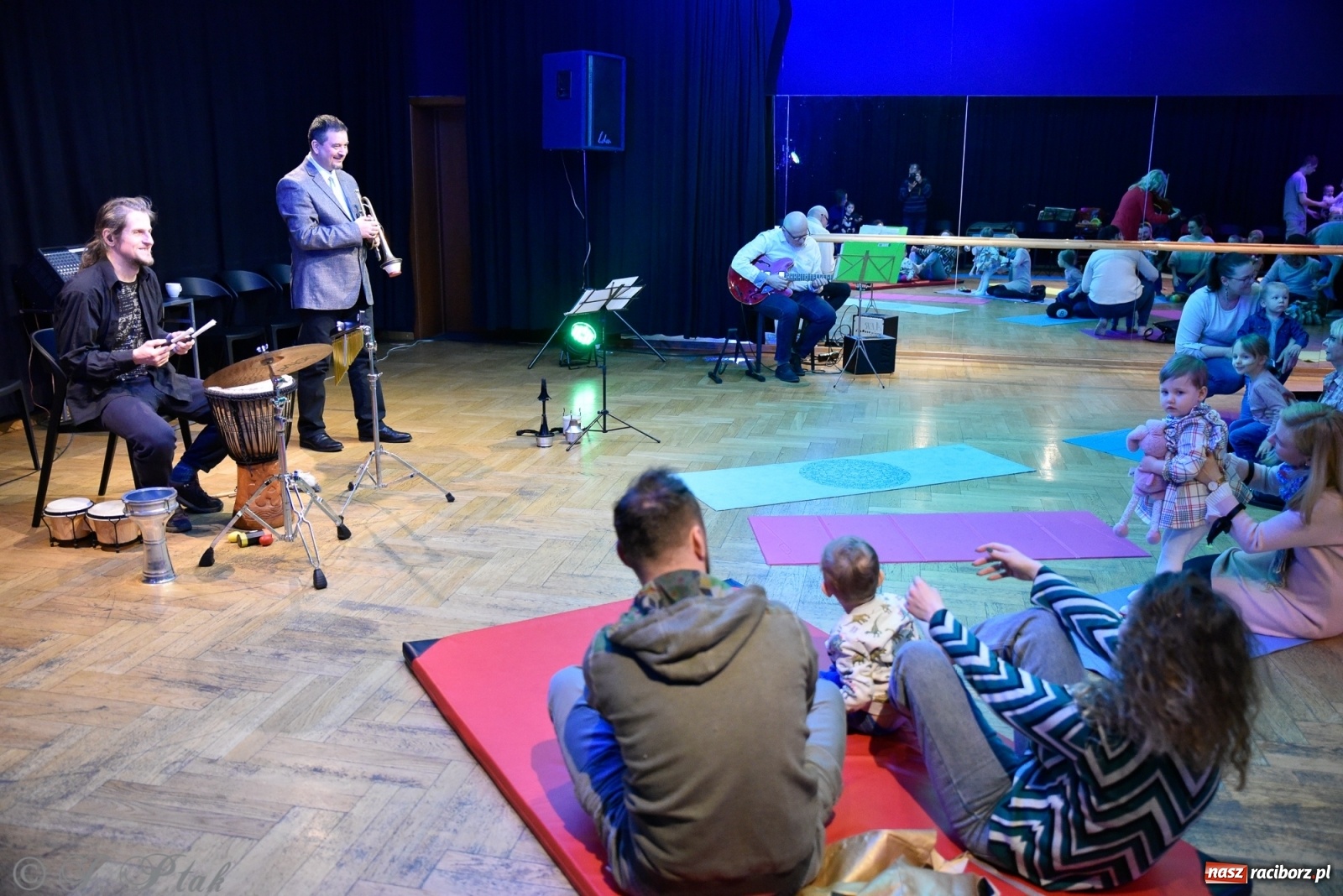 Zdjęcie w galerii na portalu naszraciborz.pl: Muzykalne rodzinki, czyli maluchy w krainie dźwięku wiadomości z regionu