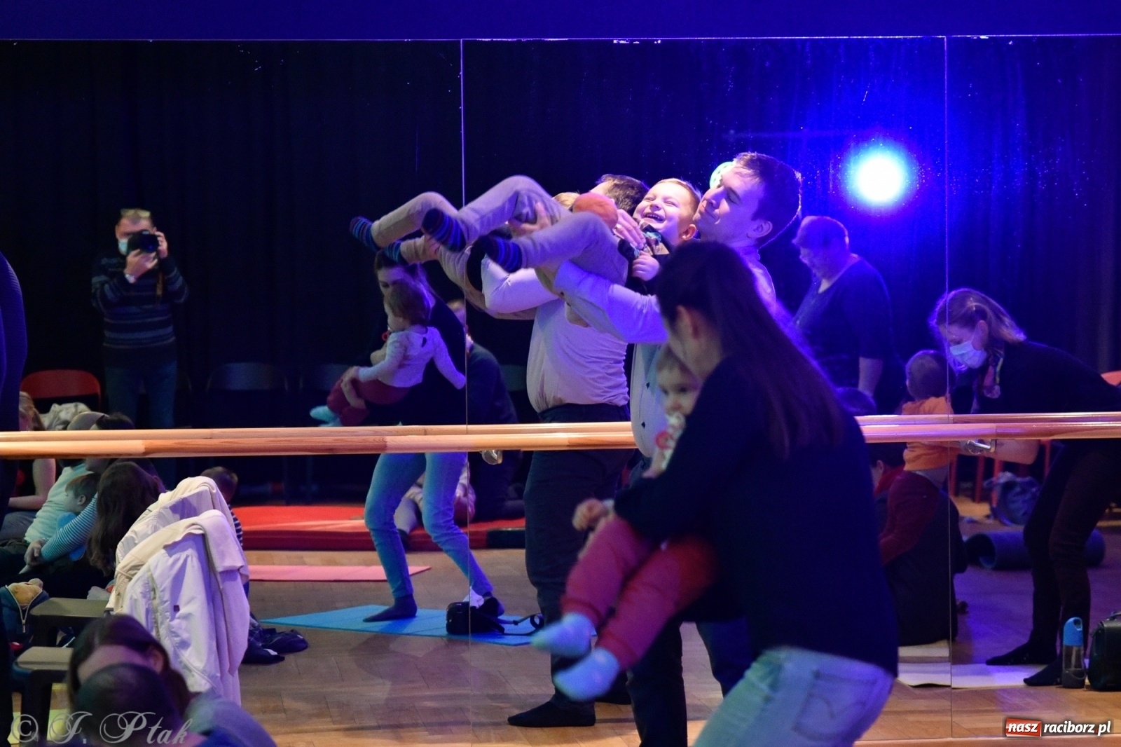 Zdjęcie w galerii na portalu naszraciborz.pl: Muzykalne rodzinki, czyli maluchy w krainie dźwięku wiadomości z regionu