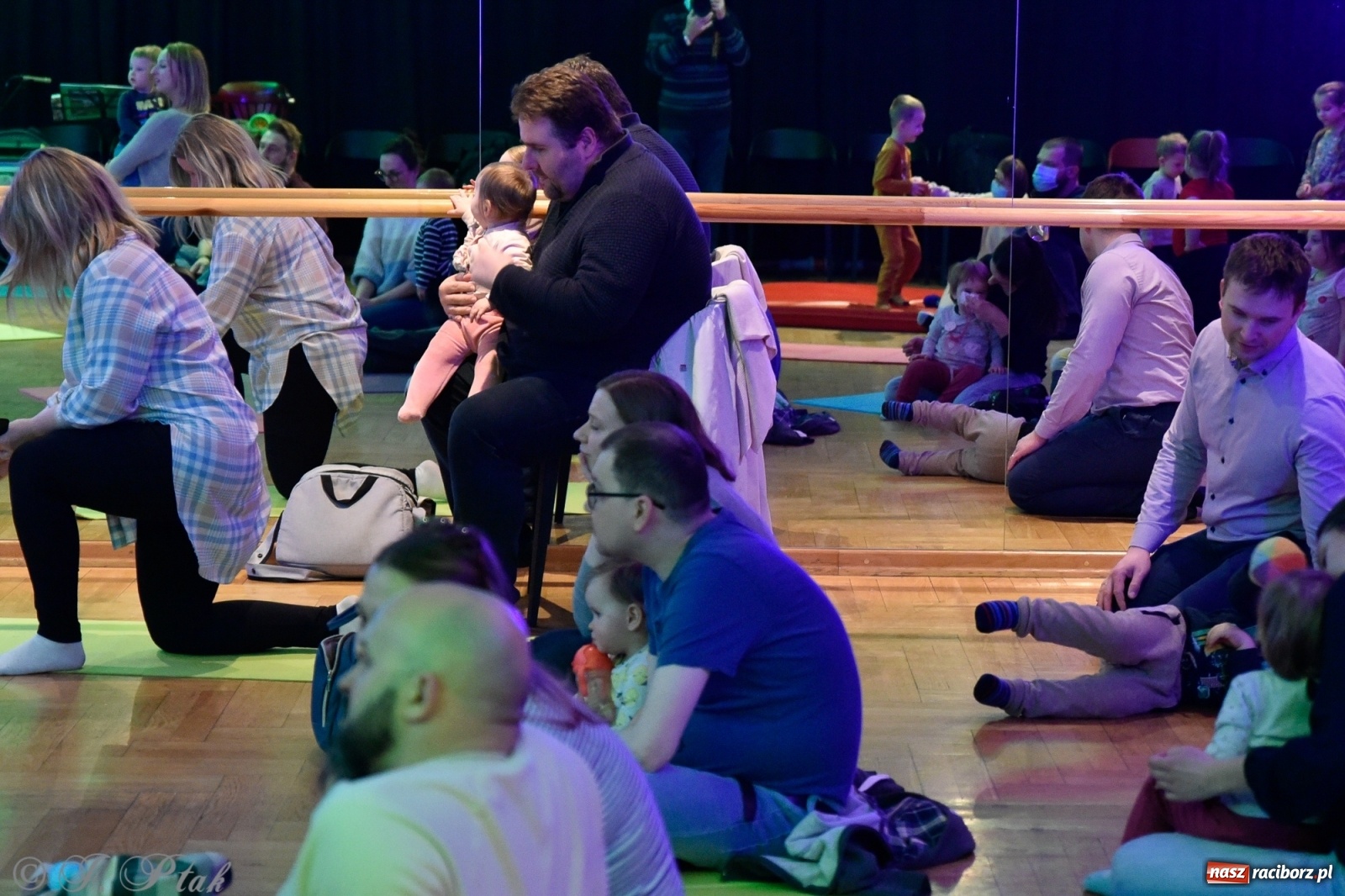 Zdjęcie w galerii na portalu naszraciborz.pl: Muzykalne rodzinki, czyli maluchy w krainie dźwięku wiadomości z regionu