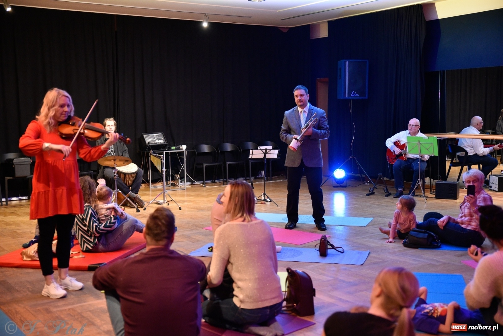 Zdjęcie w galerii na portalu naszraciborz.pl: Muzykalne rodzinki, czyli maluchy w krainie dźwięku wiadomości z regionu