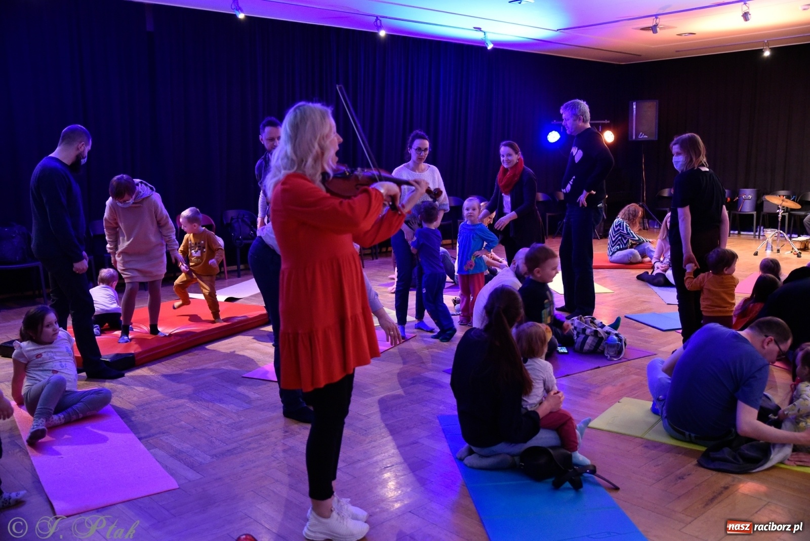 Zdjęcie w galerii na portalu naszraciborz.pl: Muzykalne rodzinki, czyli maluchy w krainie dźwięku wiadomości z regionu