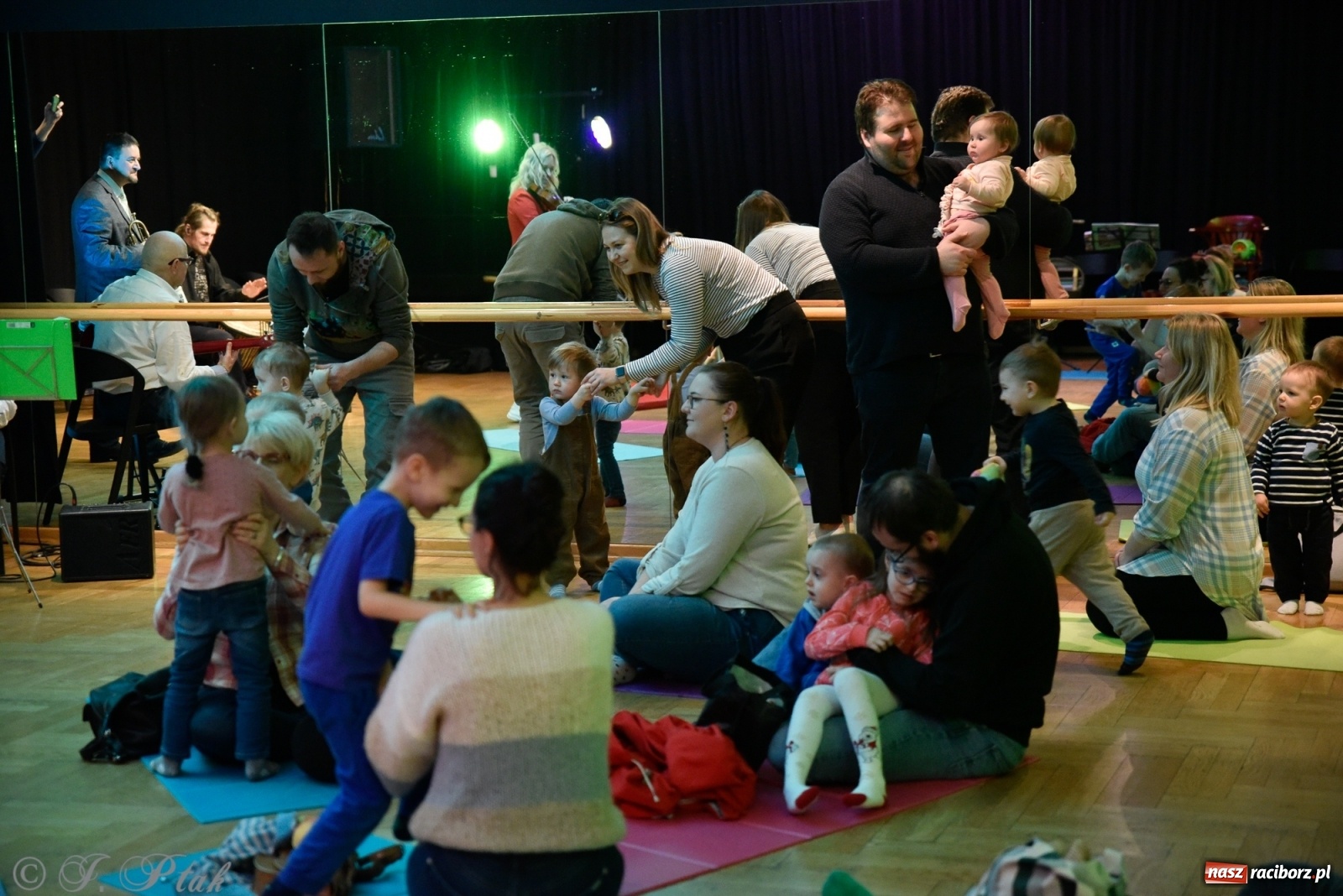 Zdjęcie w galerii na portalu naszraciborz.pl: Muzykalne rodzinki, czyli maluchy w krainie dźwięku wiadomości z regionu