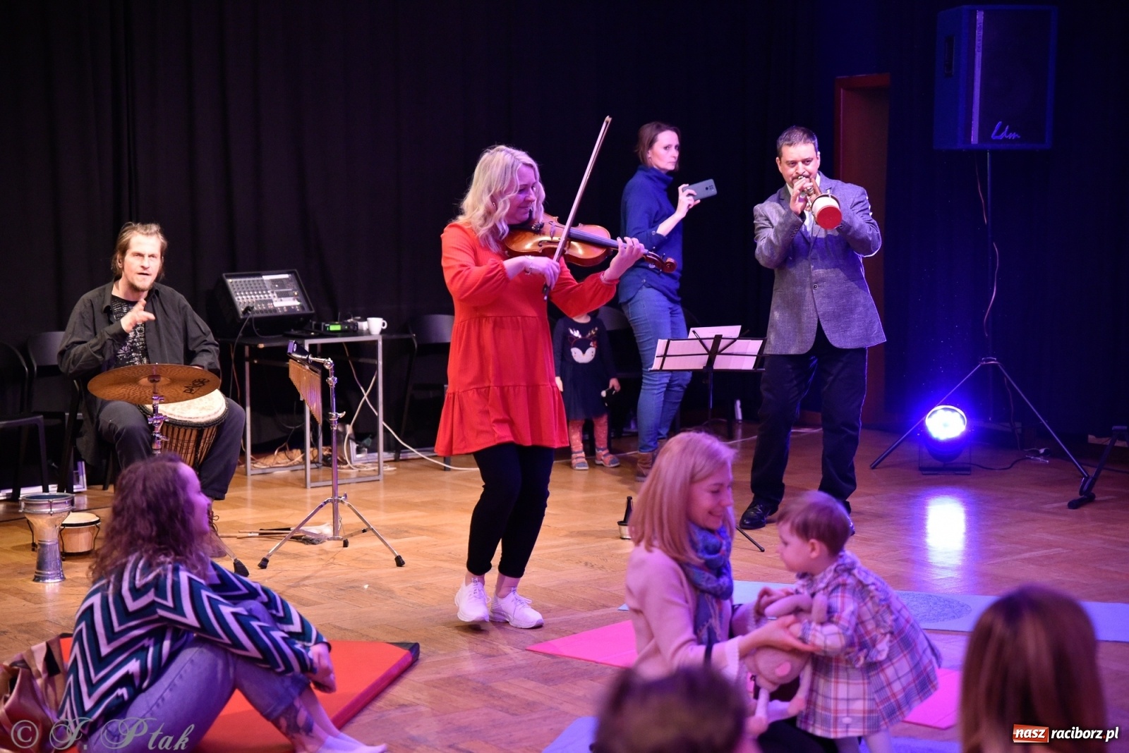 Zdjęcie w galerii na portalu naszraciborz.pl: Muzykalne rodzinki, czyli maluchy w krainie dźwięku wiadomości z regionu