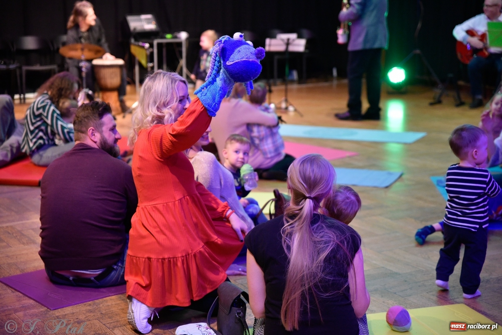 Zdjęcie w galerii na portalu naszraciborz.pl: Muzykalne rodzinki, czyli maluchy w krainie dźwięku wiadomości z regionu