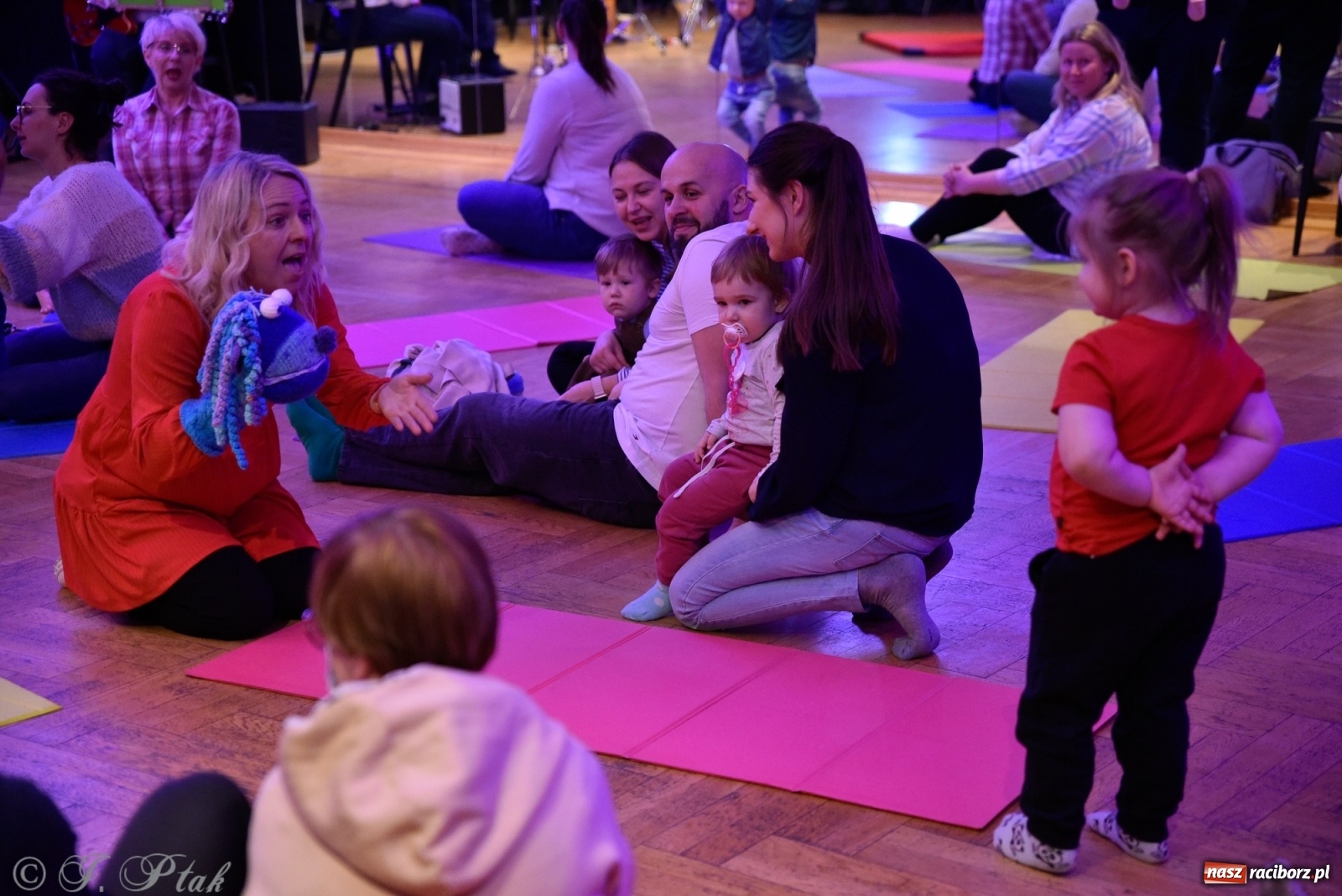 Zdjęcie w galerii na portalu naszraciborz.pl: Muzykalne rodzinki, czyli maluchy w krainie dźwięku wiadomości z regionu