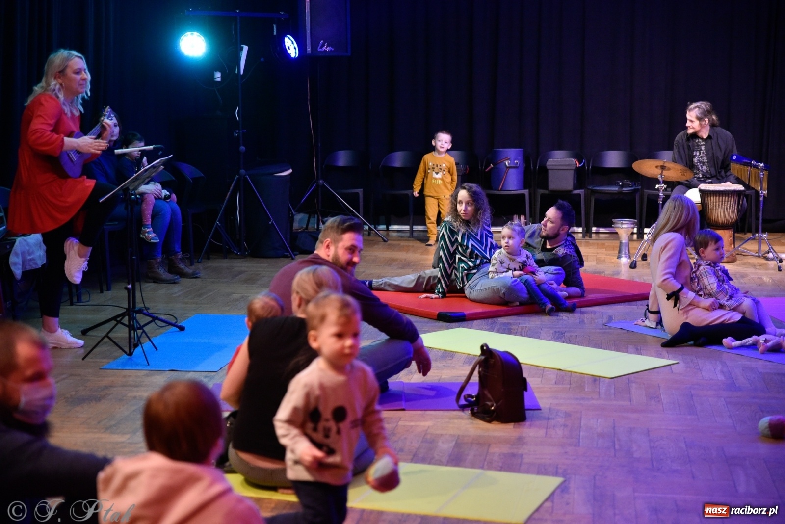 Zdjęcie w galerii na portalu naszraciborz.pl: Muzykalne rodzinki, czyli maluchy w krainie dźwięku wiadomości z regionu
