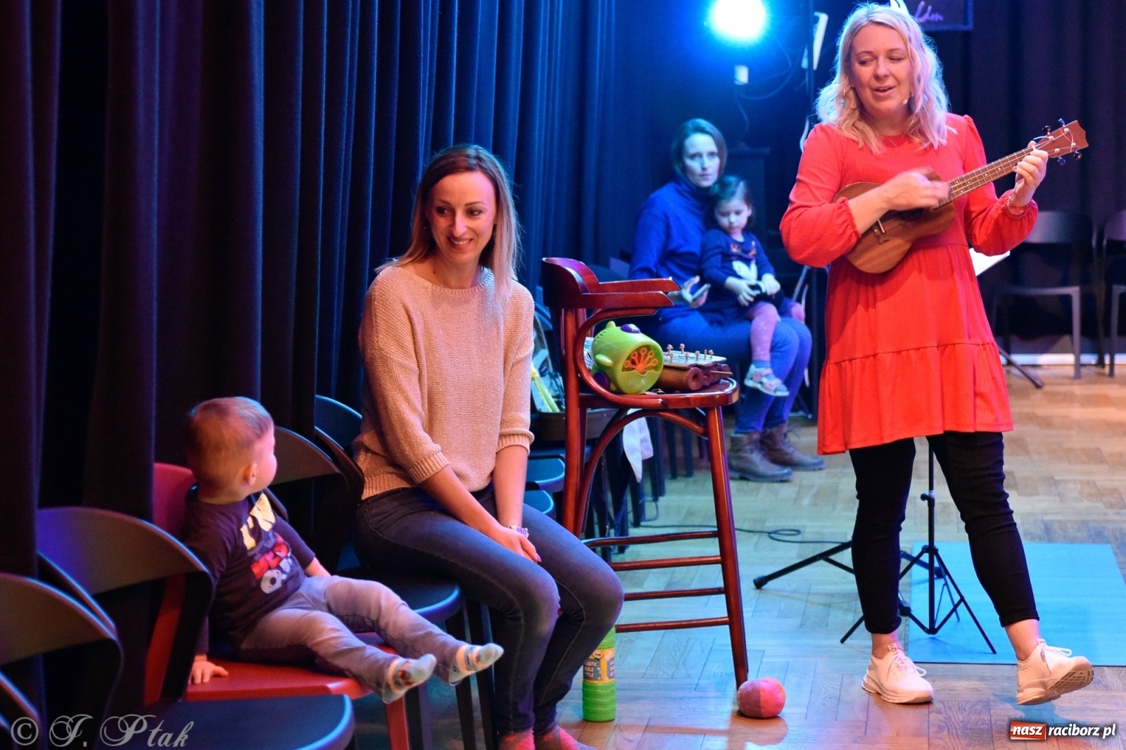 Zdjęcie w galerii na portalu naszraciborz.pl: Muzykalne rodzinki, czyli maluchy w krainie dźwięku wiadomości z regionu