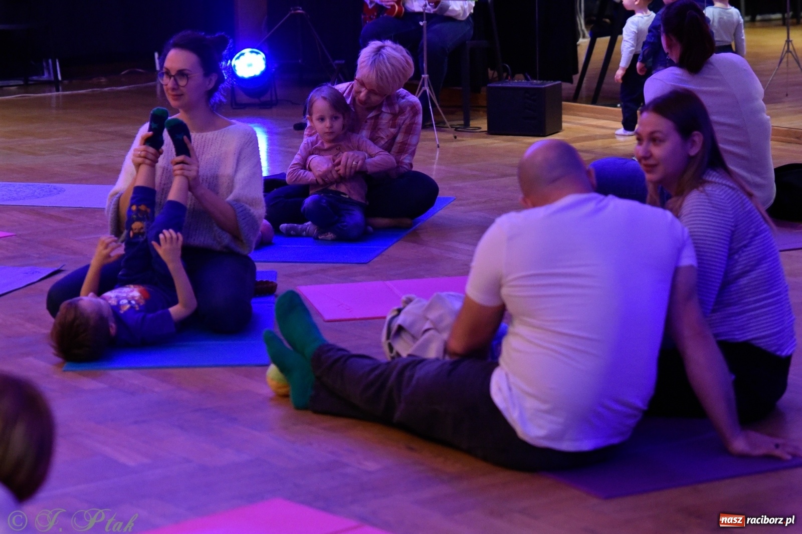 Zdjęcie w galerii na portalu naszraciborz.pl: Muzykalne rodzinki, czyli maluchy w krainie dźwięku wiadomości z regionu